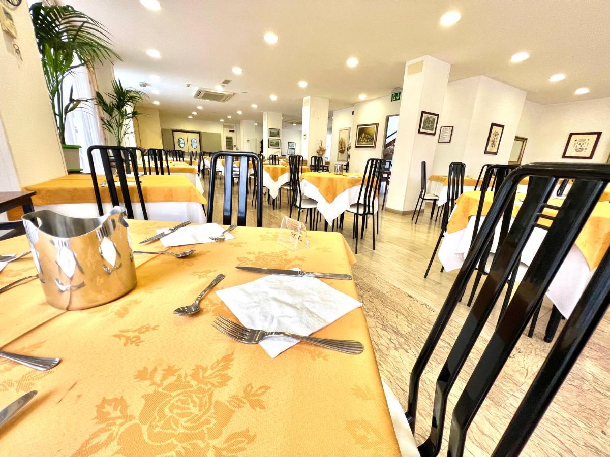 Hotel B&B Montecarlo Milano Marittima Exteriör bild